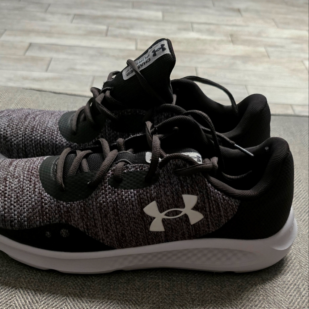 Brand New Under Armor Black and White Athletic Shoes Deluxe Foam Mens